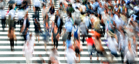 Gente en movimiento por la calle.